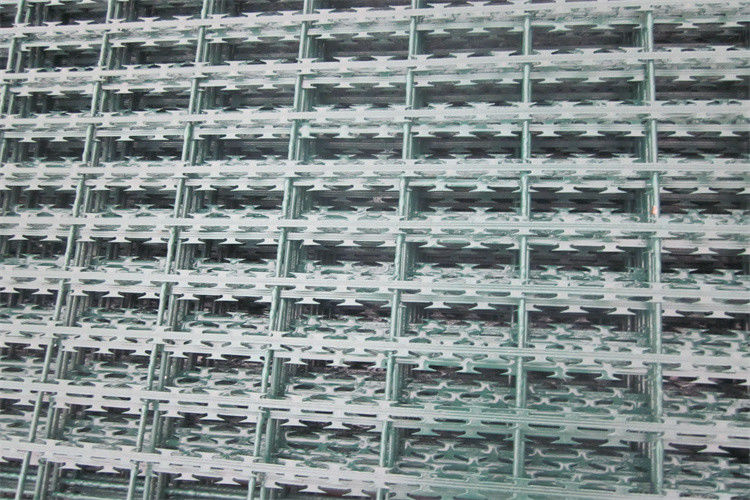 Factory Supply Diamond Galvanized Razor Barbed Fence Mesh For Security